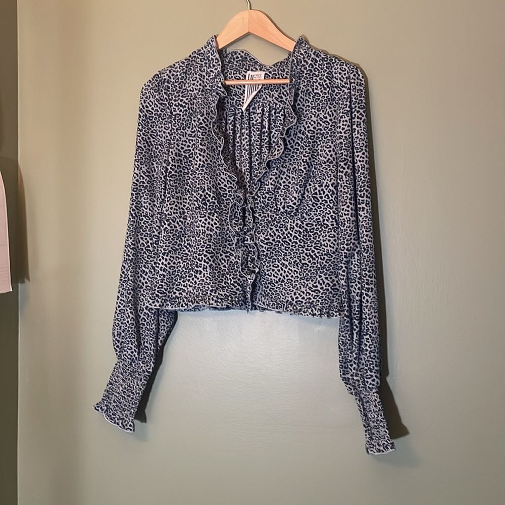 Free People Long Sleeve V- Neck Button Down Smocked Cheetah Blouse Sz L - Picture 2 of 6